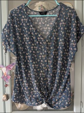 Flower Print Button-Front Twist Hem Blouse in Navy